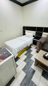 奈季兰أجنحة بلو روز الفندقية的一间卧室配有一张大床和一张沙发