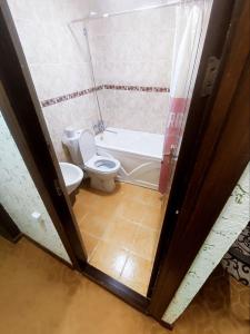 布哈拉Umar terassa的一间带卫生间和浴缸的浴室