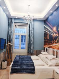 布达佩斯特大号床公寓的一间卧室设有一张大床和一个窗户。