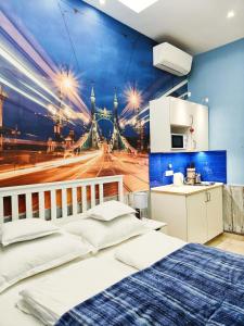 布达佩斯特大号床公寓的卧室配有一幅桥画
