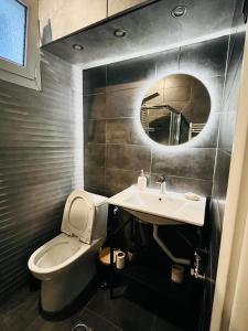 卡瓦拉eliTe deluxe的一间带卫生间、水槽和镜子的浴室
