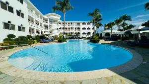 喀巴里特Ocean Palms Residences的大楼前的大型游泳池