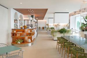 塔兰托Hotel Delfino Taranto的用餐室配有绿色的桌椅