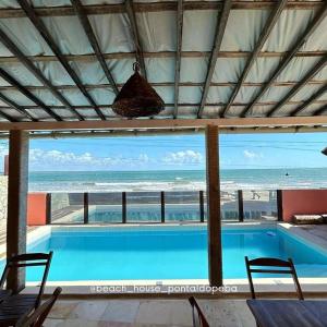 佩巴州蓬塔尔B&B Beach House Pousada Exclusiva pés na água Pontal do Peba única em Alagoas的海景游泳池