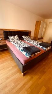 布列瑟农Appartement Nadia的铺有木地板的客房内一张大床