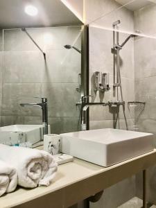 古多里New Gudauri Panorama View Loft II的浴室设有白色水槽和镜子