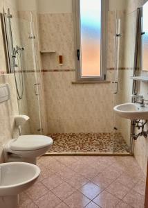 里米尼Residence Rimini Relax的一间带两个卫生间和淋浴的浴室