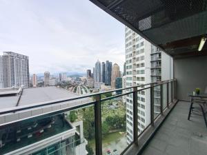 吉隆坡KLCC Dorm (7 min walking to Twin Towers)的市景阳台