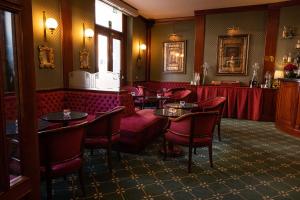 罗马梅斯纳特宫酒店的一间餐厅,房间内设有红色的椅子和桌子