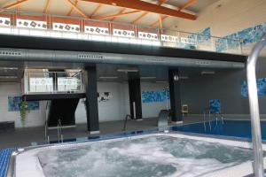 贝尼多姆阿尔马夫拉露营度假酒店的大楼内的大型游泳池