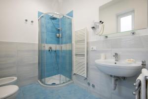 伊斯基亚B&B La Vigna Rooms - Ischia Ponte的一间带玻璃淋浴和水槽的浴室