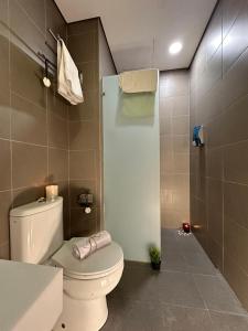 吉隆坡KLCC Dorm (7 min walking to Twin Towers)的一间带卫生间和淋浴的浴室