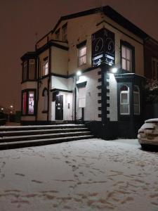 利物浦Kop View的前面的地面上积雪的建筑