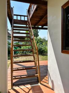 高龙撒冷岛柬埔寨海滨之家旅馆的通往房子的木楼梯