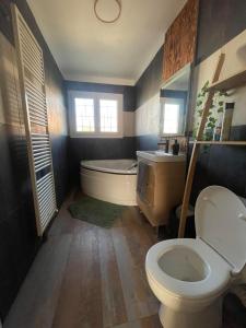 兰斯Le Ranch - chambres privées - proche centre ville的浴室配有卫生间、浴缸和水槽。