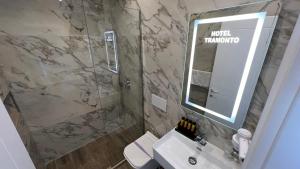 伏罗拉Hotel Tramonto Vlore的带淋浴、盥洗盆和镜子的浴室