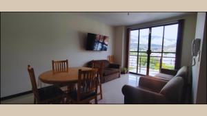 科恰班巴Departamento Vistas Ambar - 1 Dormitorio的客厅配有桌子和沙发