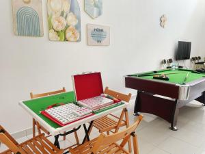 古来Bandar Putra 16pax Ktv Snooker BBQ /IOI Mall /JPO/Aeon/Senai Airport的一张带笔记本电脑和台球桌的桌子