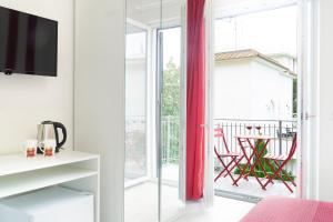 梅塔Summer Colors rooms & apartments的客厅设有滑动玻璃门,通往阳台