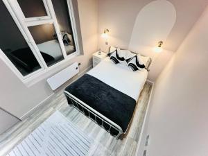 伦敦Central studios: Exceptional standard for a memorable stay的一间小卧室,配有床和2个窗户