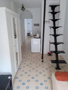 拉安蒂拉安提拉旅馆的走廊设有瓷砖地板和螺旋楼梯