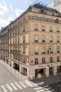 巴黎Hotel Royal Saint Honore Paris Louvre的街道拐角处的大建筑