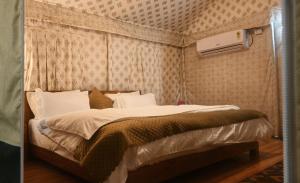 RājgarhBundeli Resorts的卧室配有一张床