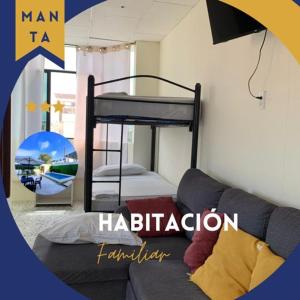 曼塔HOSTAL SAN MARINO的客房设有双层床和沙发。