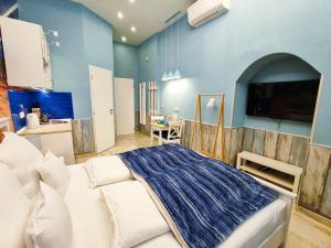 布达佩斯特大号床公寓的卧室配有白色的床和蓝色的墙壁