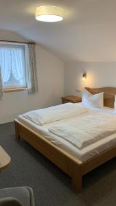 柯尼希斯湖畔舍瑙格莱克里宾希酒店的一间卧室,卧室内配有一张大床
