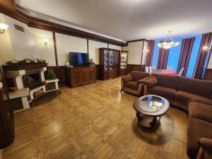 基辅Комплекс відпочинку "Пуща-Водиця"的客厅配有沙发和桌子