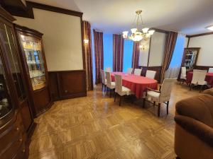 基辅Комплекс відпочинку "Пуща-Водиця"的一间用餐室,配有红色的桌子和椅子