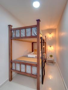 卡塔赫纳DORADO PLAZA GETSEMANI的房屋内一间卧室配有双层床