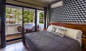 巴卡拉尔Aqua Viva, Pool, AC, Internet, Beach club的一间卧室设有一张床和一个大窗户