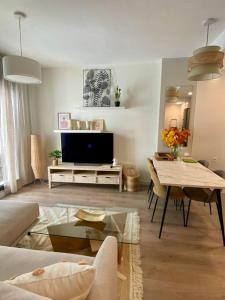 塞维利亚Nuevo Moderno Apartamento de Lujo的客厅配有沙发和桌子