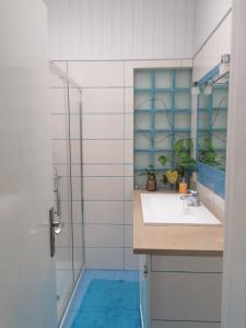 马希库Kanela Guest house的一间带水槽和镜子的浴室