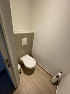 MachelenAppartement Brussels Airport的浴室位于隔间内,设有白色卫生间。