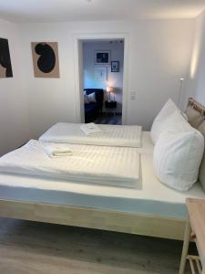 布雷根茨Stylische Wohnung im Herzen von Bregenz mit privatem Parkplatz的床上有2个白色枕头