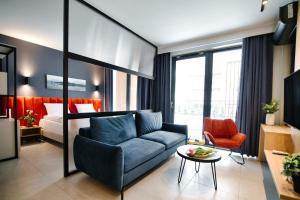 扎热切Aparthotel Laguna Beskidów的客厅配有沙发和1张床