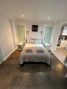 伦敦米尔德梅路公寓的一间卧室配有一张带2个床头柜的大床