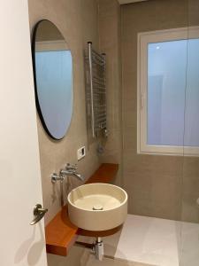 马德里Exyca Malasaña的一间带水槽和镜子的浴室