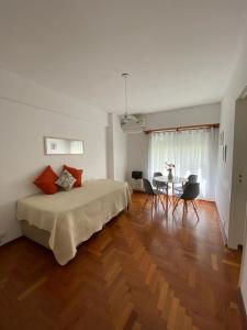 布宜诺斯艾利斯Apartamento Carlota的一间卧室配有一张床和一张桌子