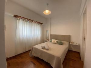 布宜诺斯艾利斯Apartamento Carlota的一间卧室配有一张带两张蜡烛的床。