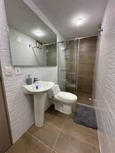 哥伦比亚港Apartamento Victoria的浴室配有卫生间、盥洗盆和淋浴。