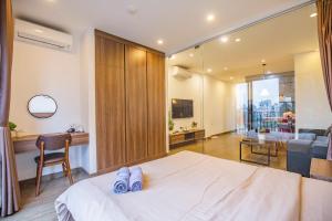 河内La Passion - Tay Ho Hanoi One Bedroom Apartment!的一间带白色大床的卧室和一间客厅