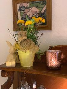 柯尼希斯湖畔舍瑙格莱克里宾希酒店的黄色花瓶,桌子上花黄色
