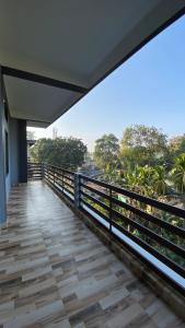 迪布鲁加尔Villa Vivian - a cozy vacation home + free parking的享有街道景色的房屋阳台