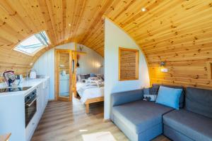 GalstonThe Stag Pod Farm Stay with Hot Tub Sleeps 2 Ayrshire Rural Retreats的带沙发的客厅和卧室