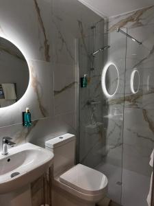 梅努斯53 Luxury Rooms的带淋浴、卫生间和盥洗盆的浴室