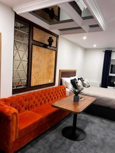 梅努斯53 Luxury Rooms的客厅配有沙发和1张床